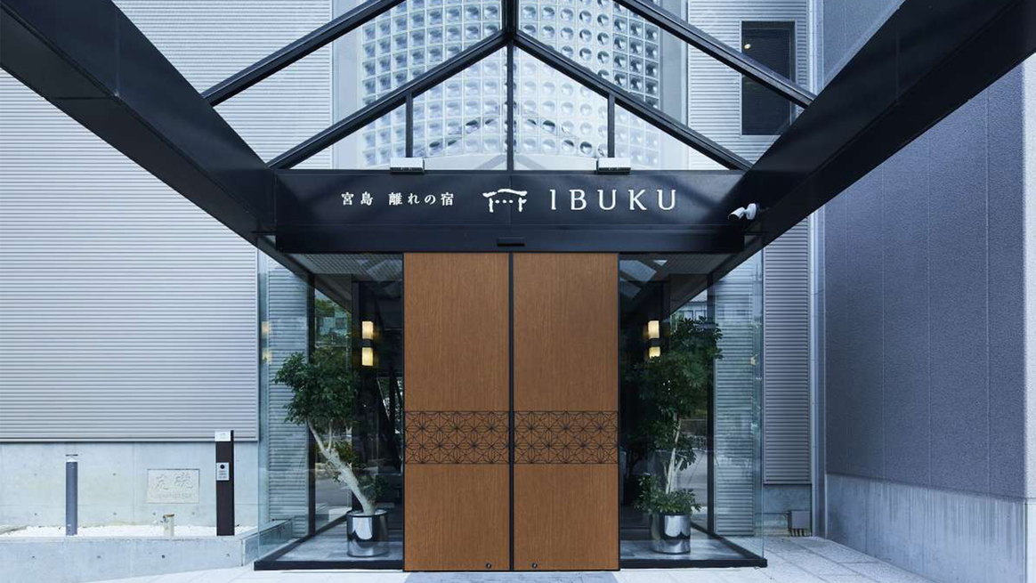 チェックインやチェックアウトのお手続きは本館で行っております