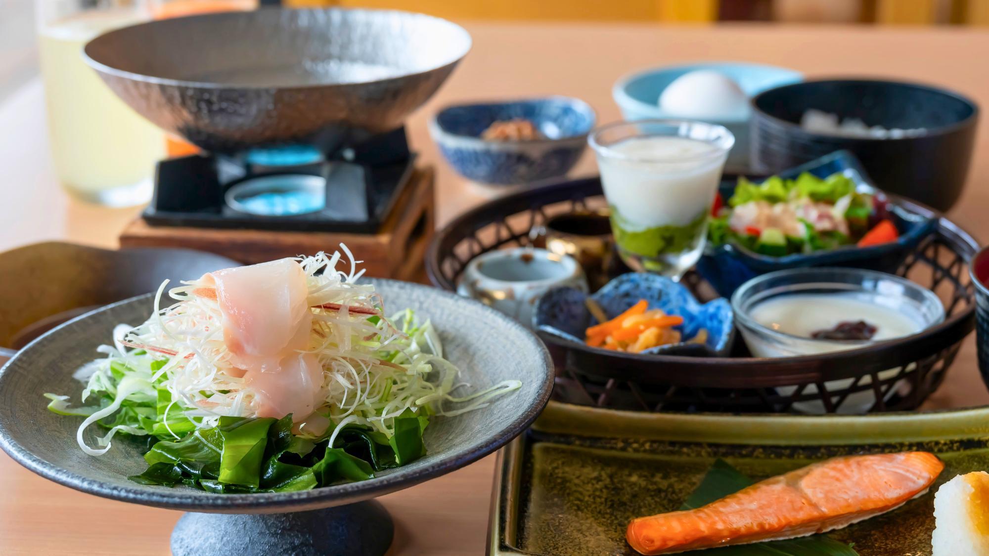 炊き立てのご飯にたっぷりのおかず。ご飯はおかわり自由、納豆や卵も自由にお取りいただけます。