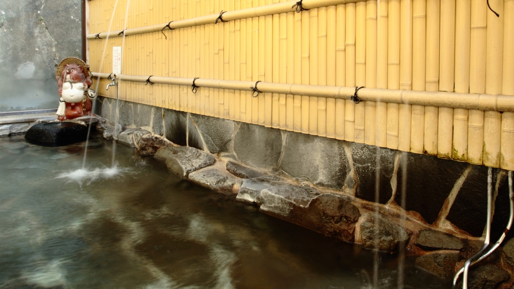 露天風呂：姫の湯内にある露天風呂は大浴場裏にある滝の流れや裏山も見え季節を肌で感じることが出来ます。