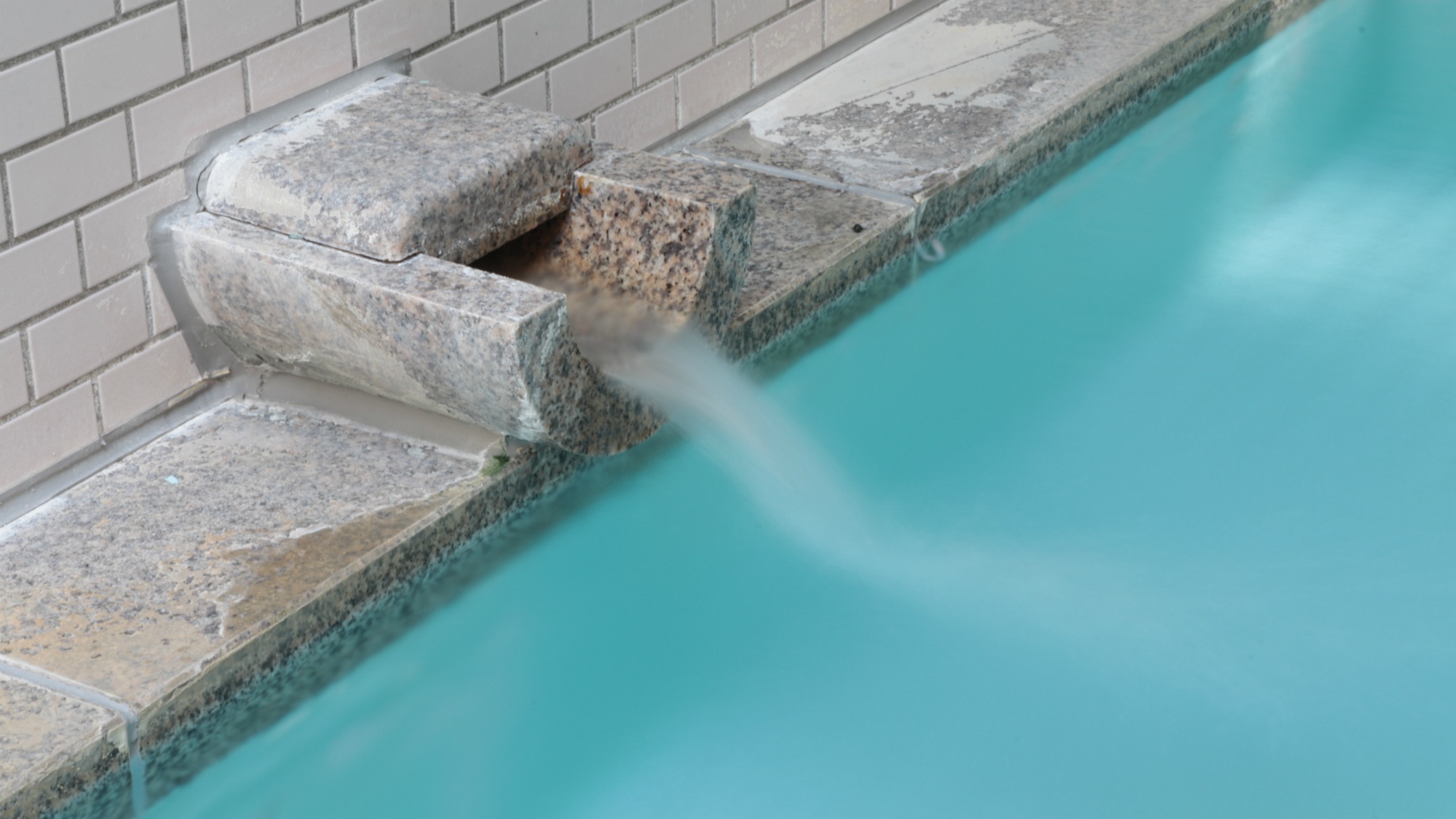 当館の温泉は源泉かけ流し100％で、いつご入浴されても新鮮なお湯でございます。