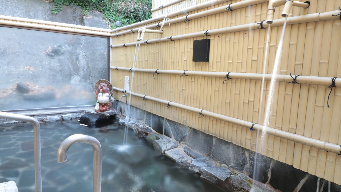 露天風呂：竹林に囲まれた静かな場所で外の空気いっぱいに上質な菊池温泉にお浸りください。