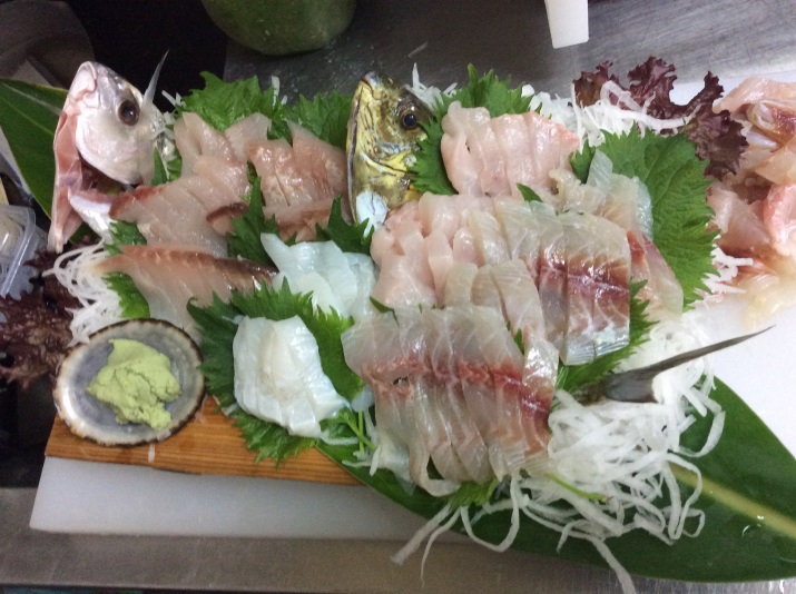 食事例釣りたて地魚・刺身の盛り合わせ