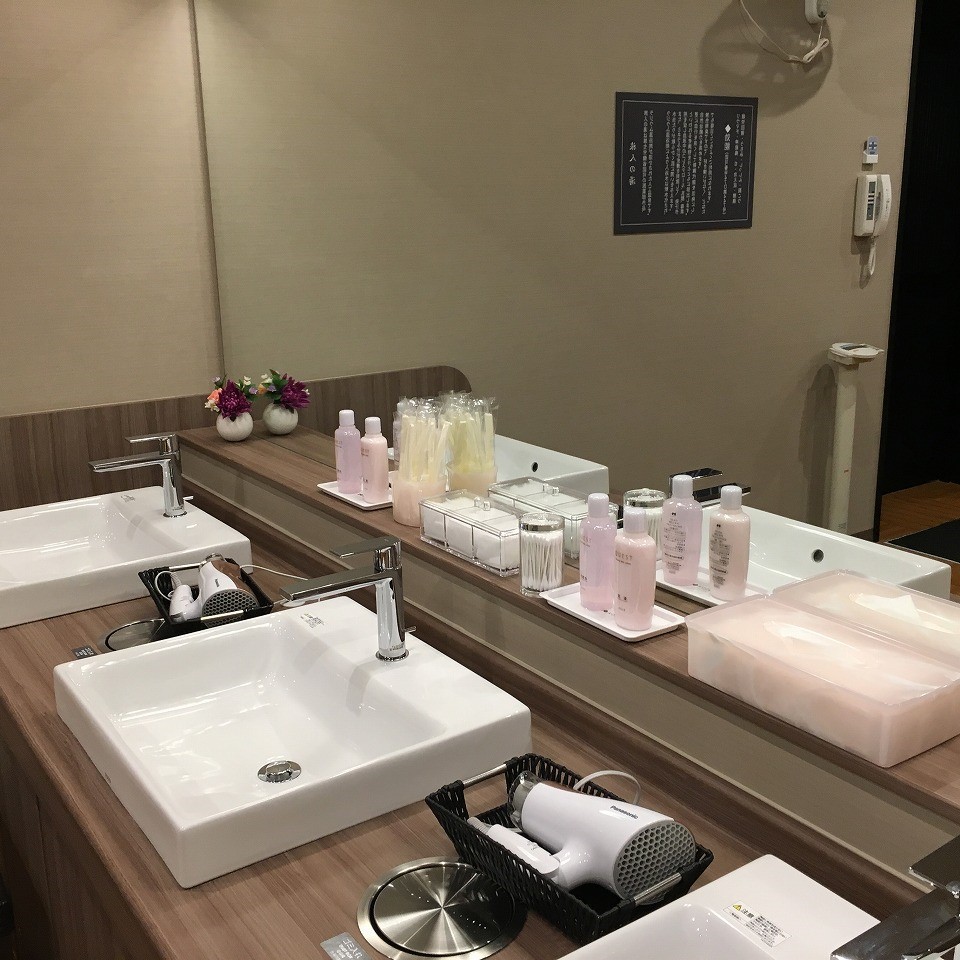 【女性大浴場ドレッサー】大きな鏡が身嗜みを整えるお手伝い致します