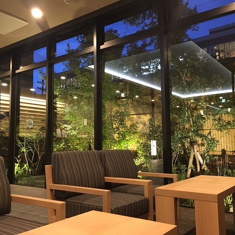 フロントロビーの窓からは紅葉や日本の植栽がその時の季節を演出します。