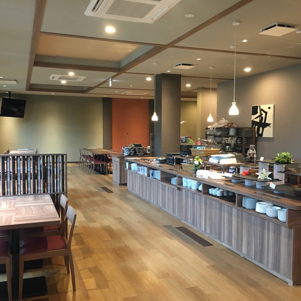 店内は広くゆったりと。落ち着いた雰囲気でおくつろぎください 