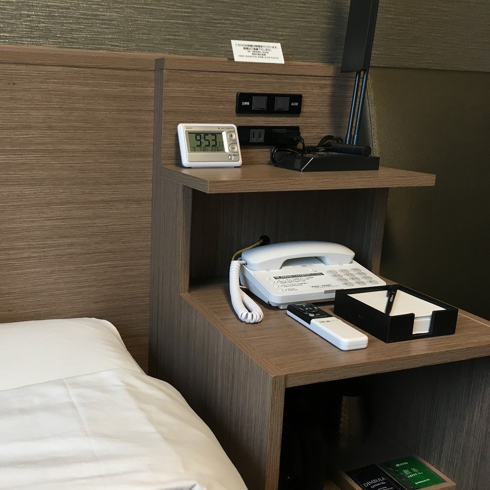 【ベッドの脇にもコンセント設置】充電に便利です♪