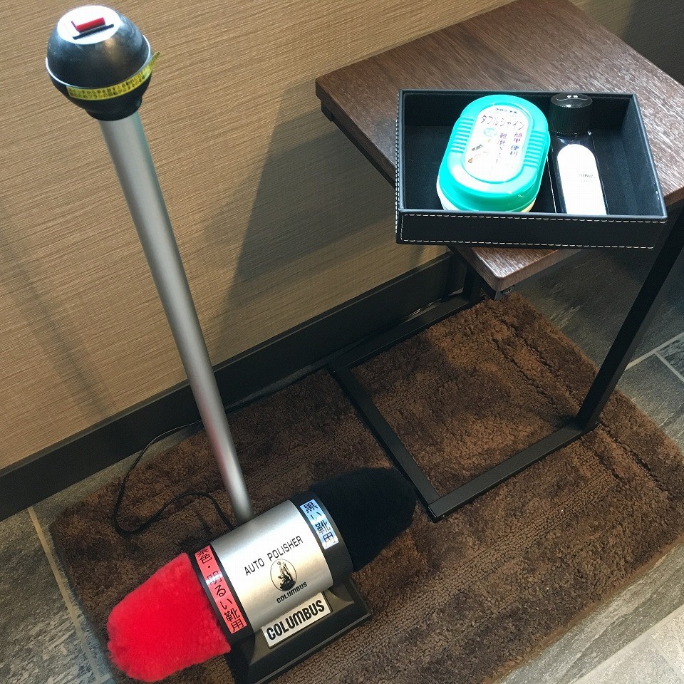 エレベータ前には電動靴磨きをご用意してます。足元の身だしなみにご利用ください 