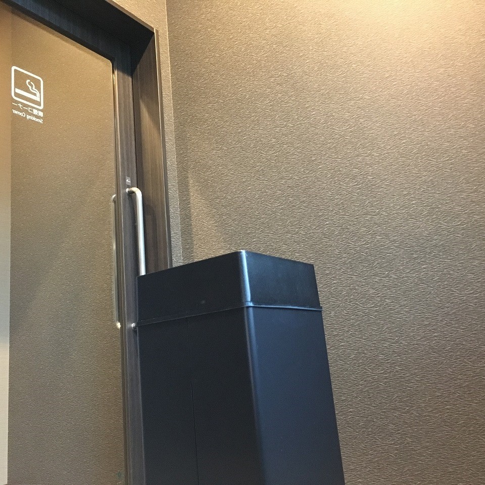 喫煙ブースにはナノイーを設置愛煙家の皆様にも心地よい空間をご提供致します