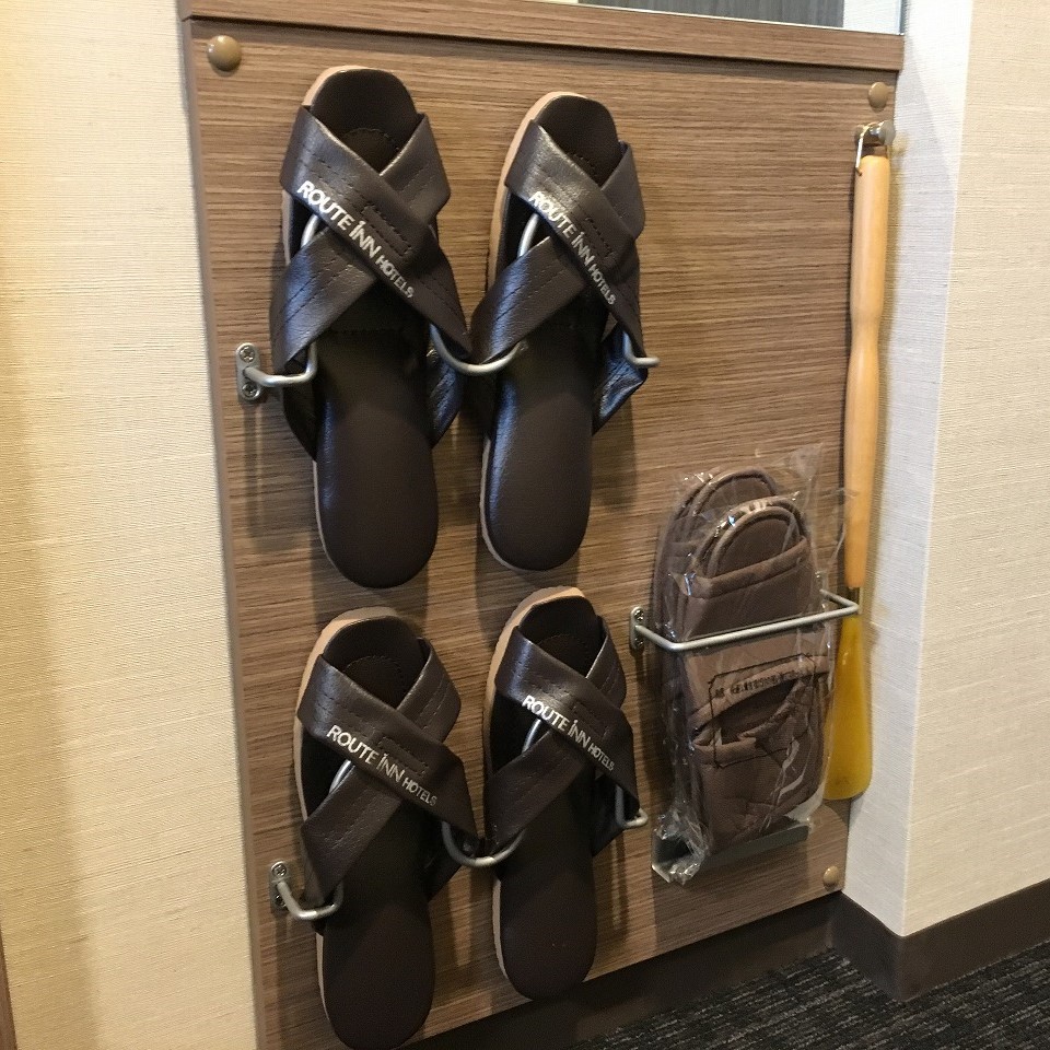 【館内用スリッパ】抗菌スリッパの他、使い捨て紙スリッパもご用意しています。