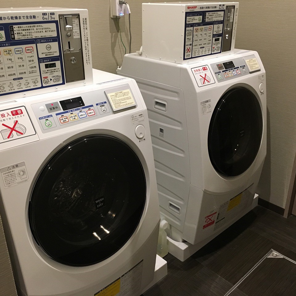 【洗濯乾燥機】男性脱衣場に2台、女性脱衣場に1台、共用部分に2台設置。長期連泊にも便利です！
