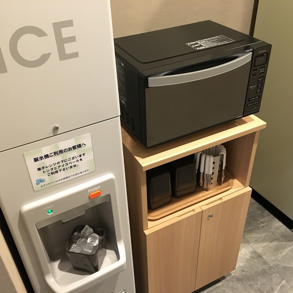 【製氷機・電子レンジ】1階には氷と電子レンジをご用意しています