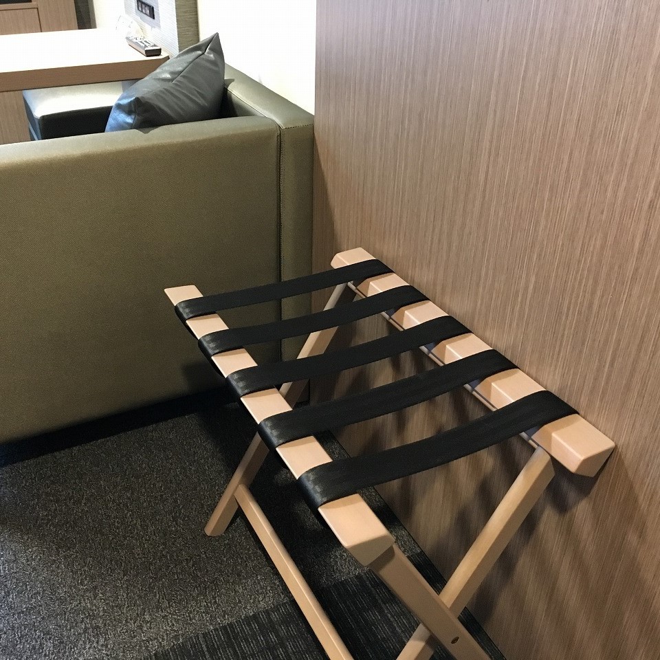 【荷物置き】全室に設置しております。