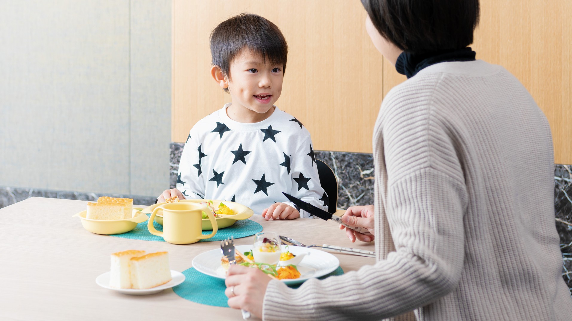  レストランでは、お子様にとって安心・安全なお子様用食器の貸出もございます。