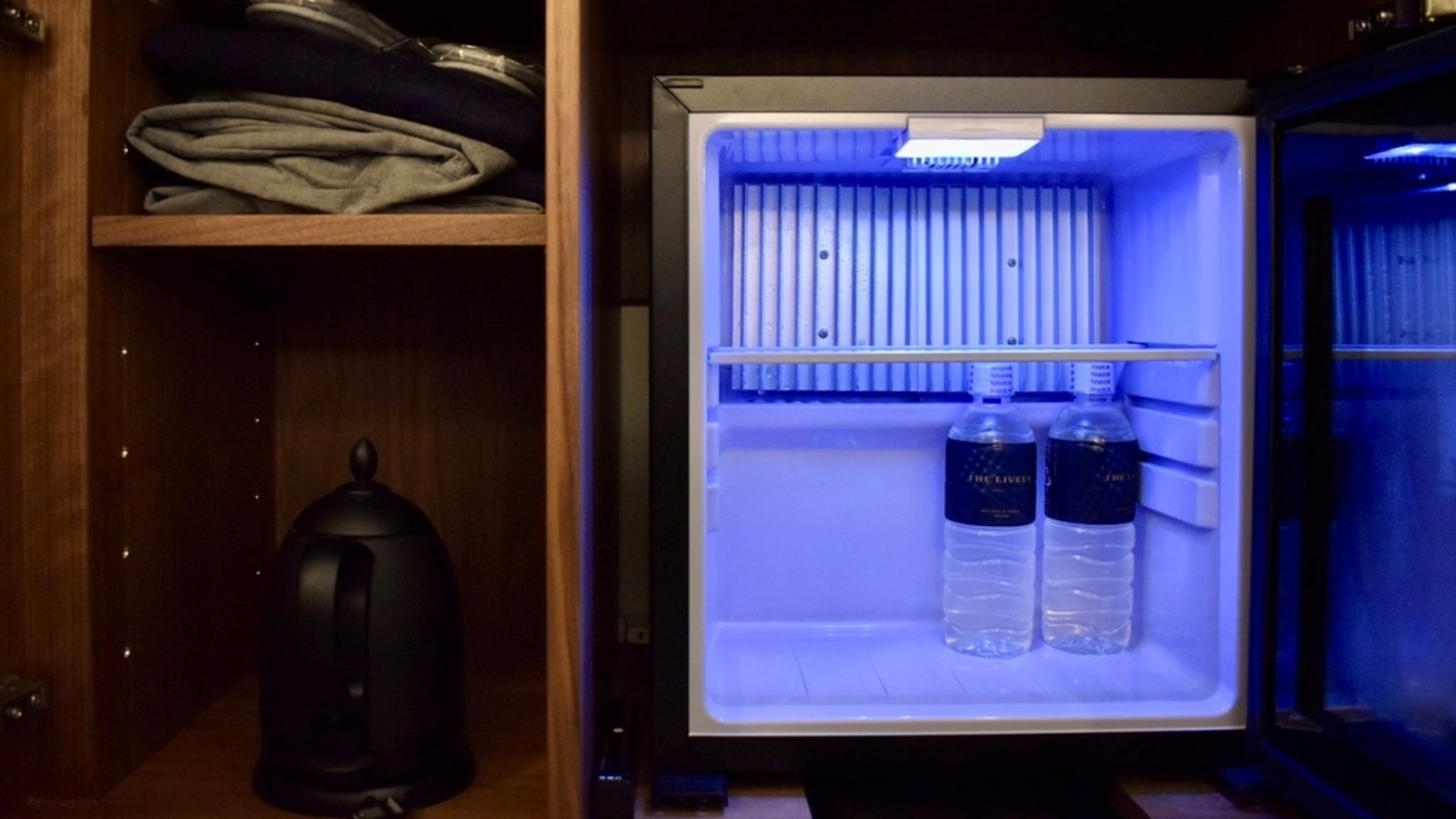 冷蔵庫、パジャマ、スリッパ、ケトル