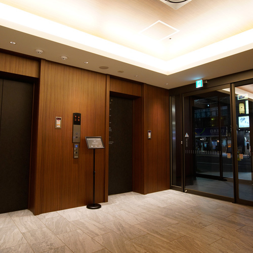 【エレベーターホール】地下1階から地上6階までのホテルです。