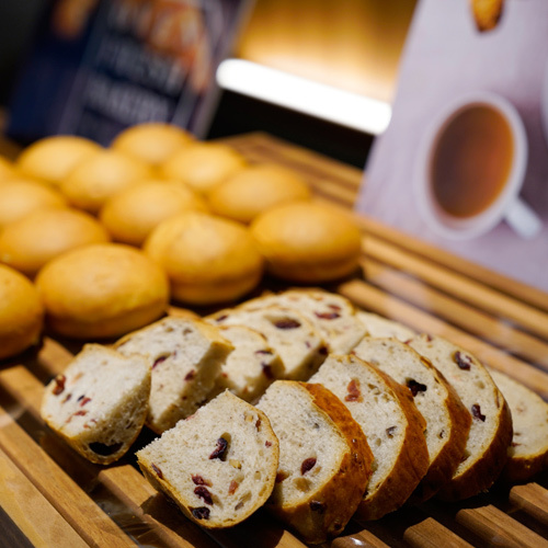 【朝食バイキング】焼きたてのパンをご提供しております。