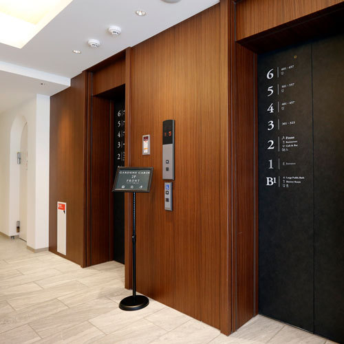 【エレベーターホール】地下1階から地上6階までのホテルです。
