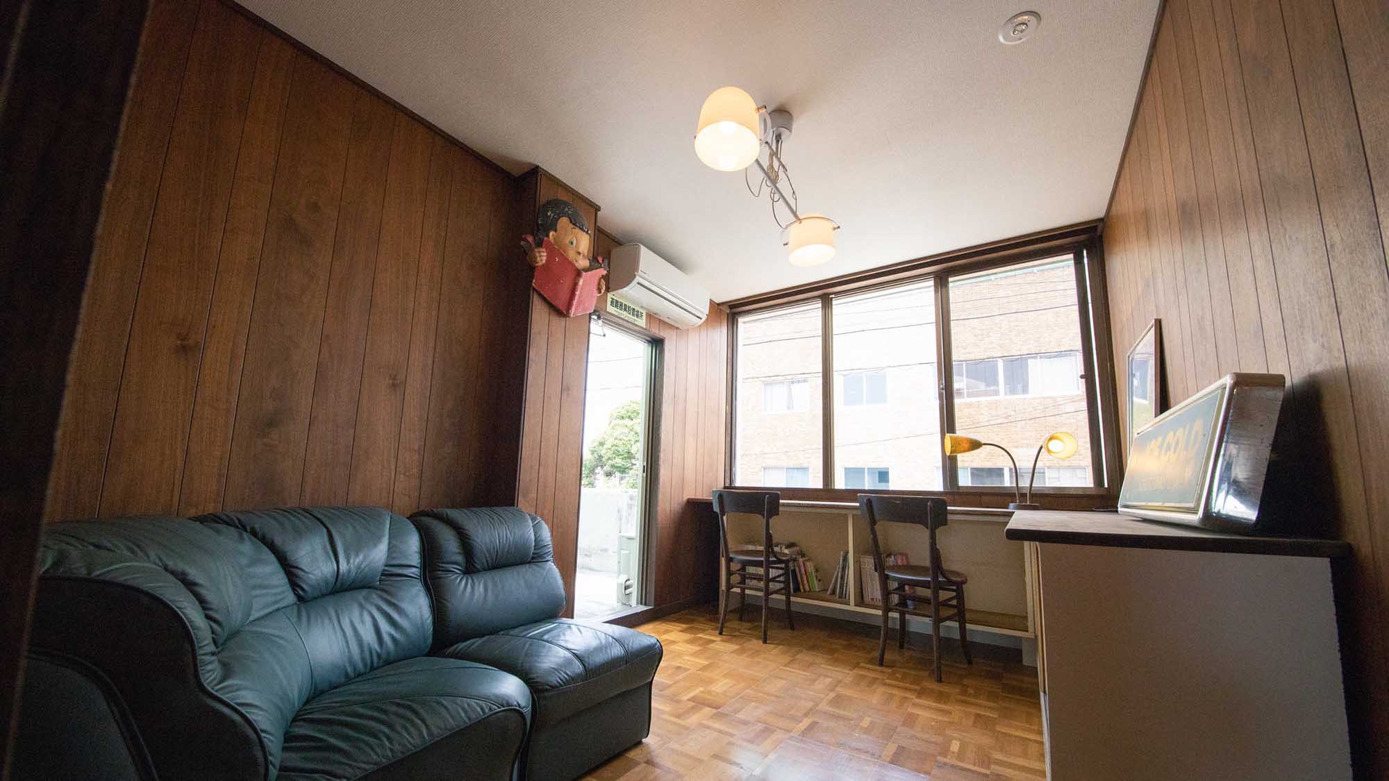・【ダイニングその２】2階キッチン横のお部屋です