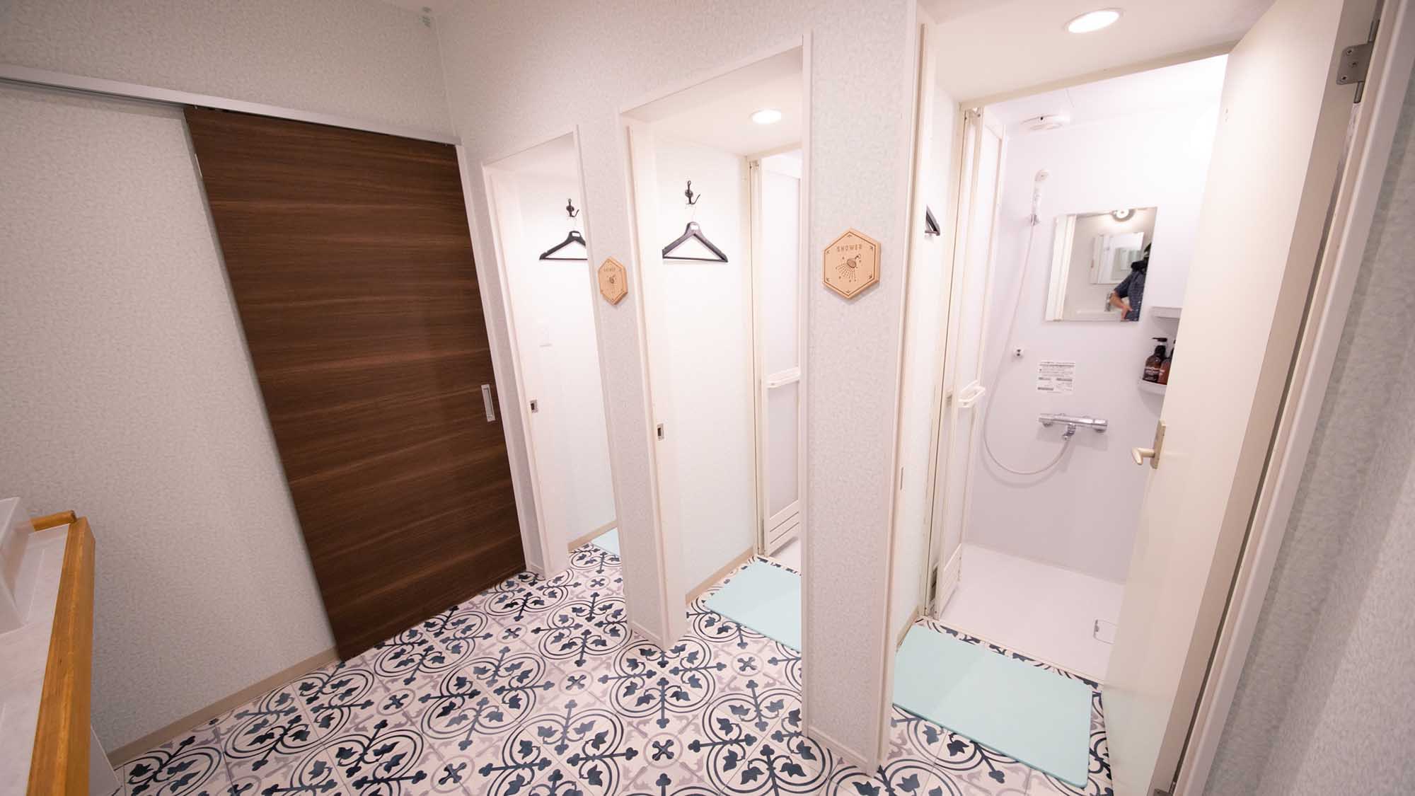 ・男女共用のシャワールーム。シャワーブースが３つござます。空いていれば24時間利用可能！