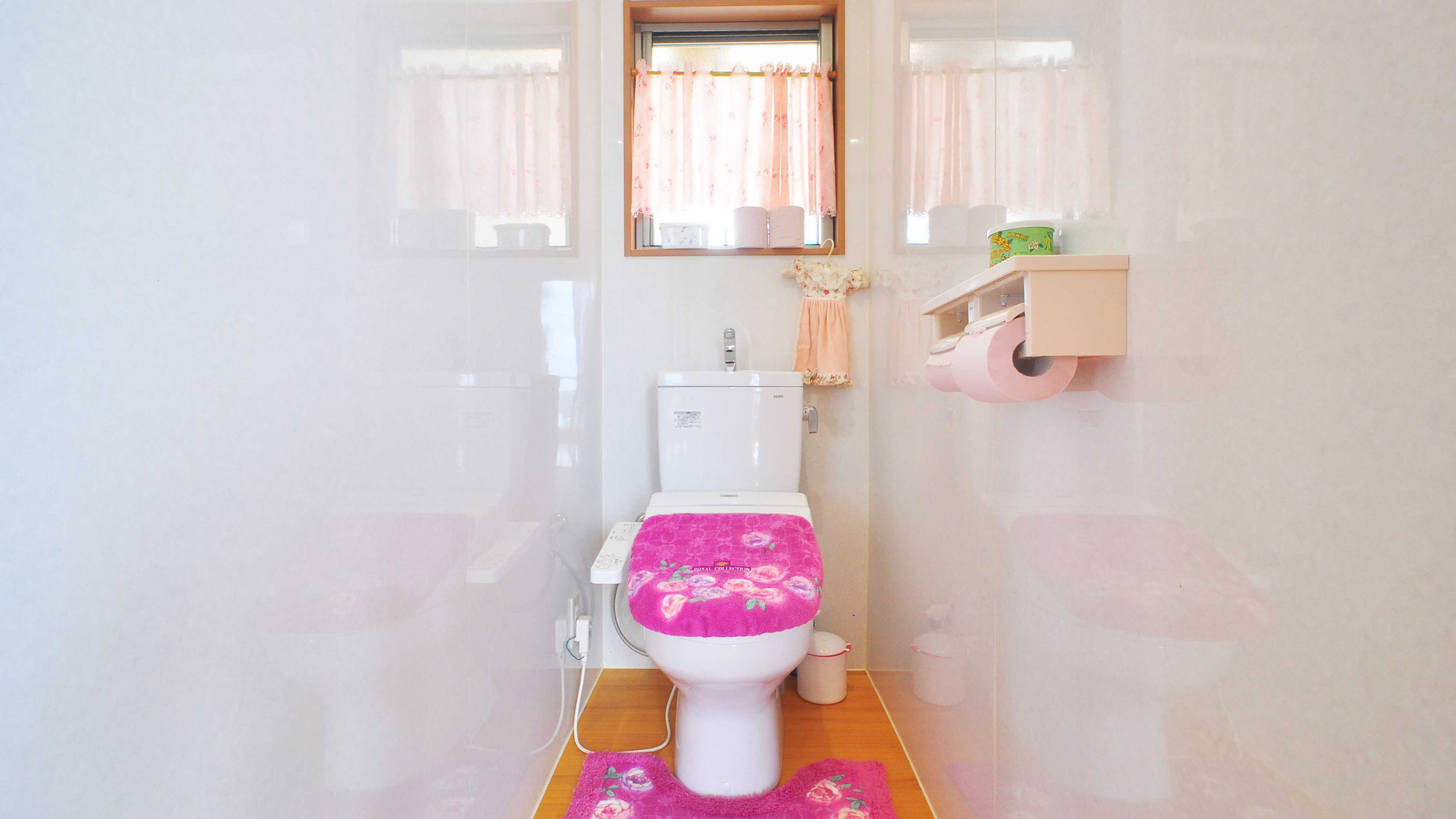 【トイレ】明るく清潔感のある洗浄機付きのトイレ