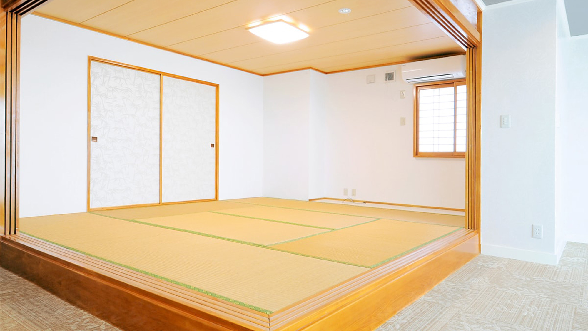 【和洋室】柔らかな畳の香りが広がる、8畳間付きのお部屋でございます。