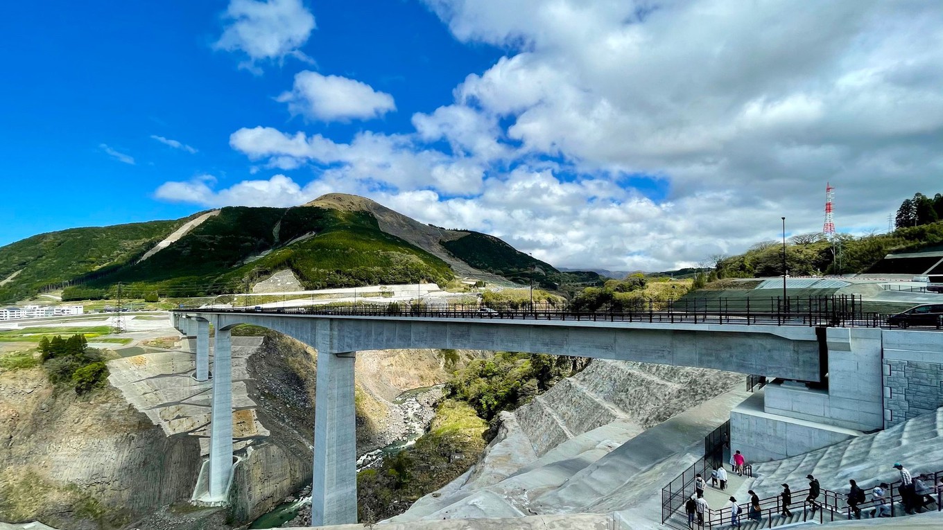 写真提供：熊本県観光連盟国道57号線沿いの南阿蘇村立野と、同村河陽をつなぐ全長525m、最大橋脚高