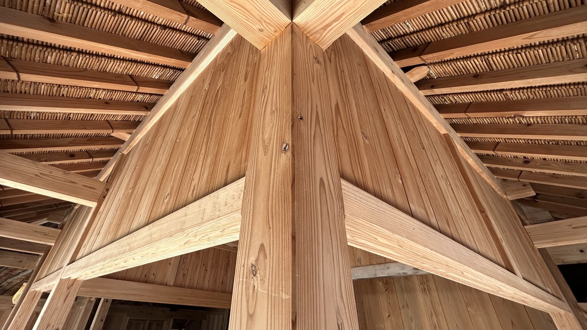 伝統工法で幾何学的に組まれた屋根材