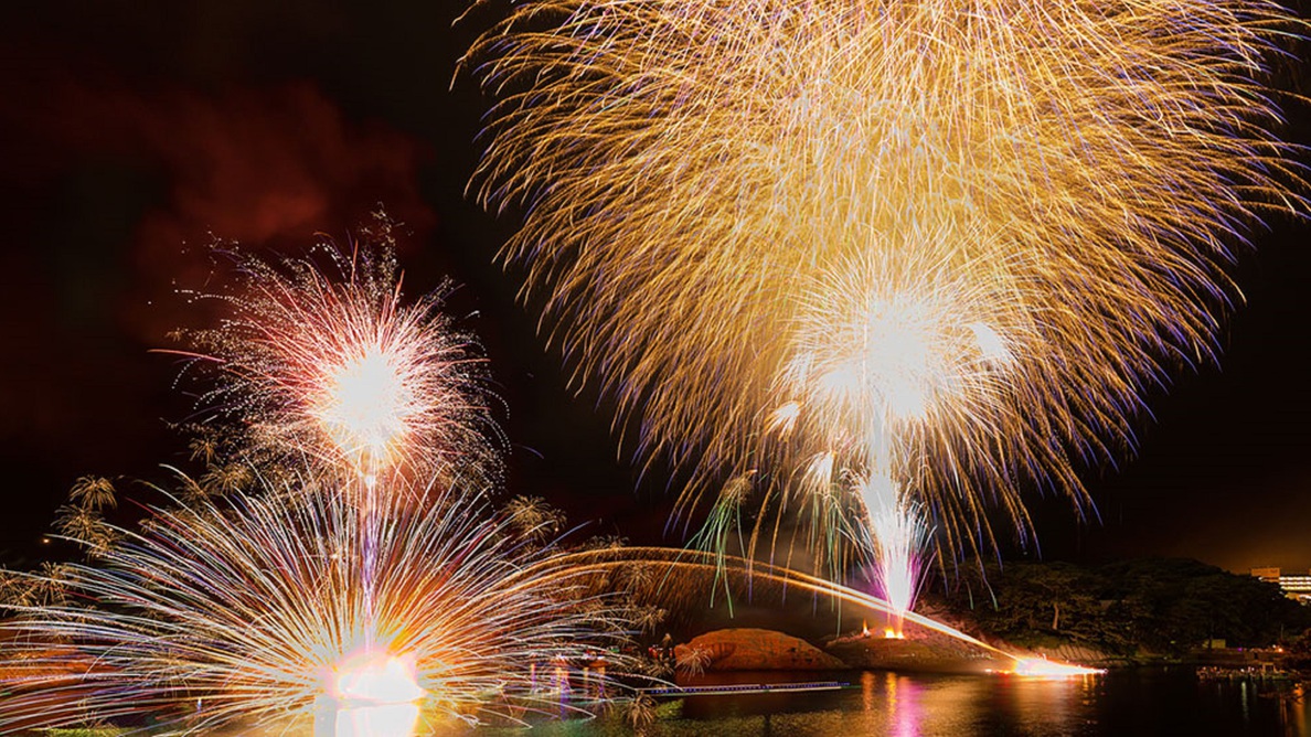 【堂ヶ島火祭り】例年7月末開催！西伊豆で夏の始まりを告げる毎年恒例の花火大会です♪（一例）