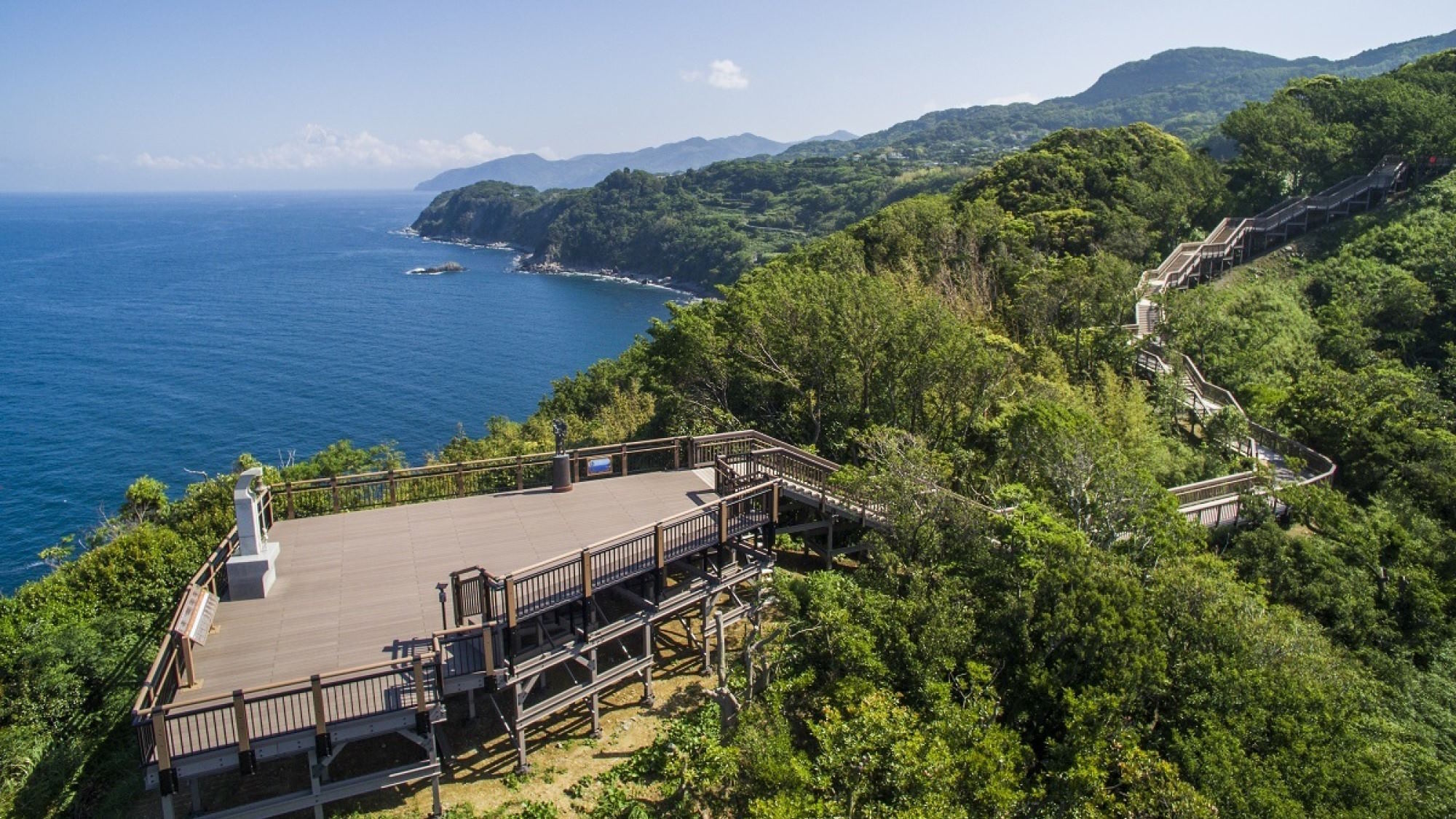 【恋人岬】岬の先端にある展望デッキからは、富士山や駿河湾の絶景を一望できます。（一例）