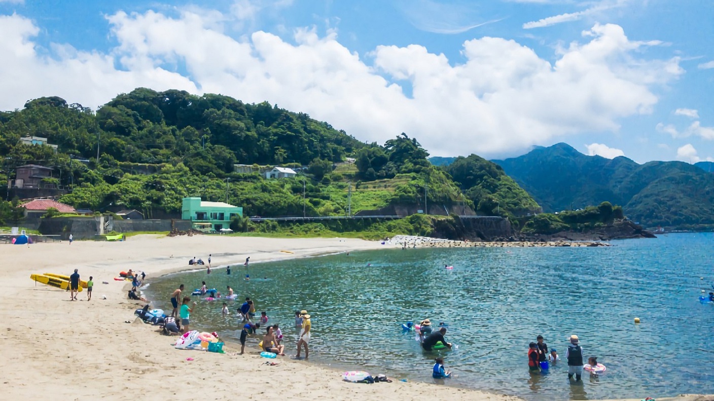 【土肥海水浴場】松林と芝生の緑が映える西伊豆エリア最大の弓状のビーチ（一例）