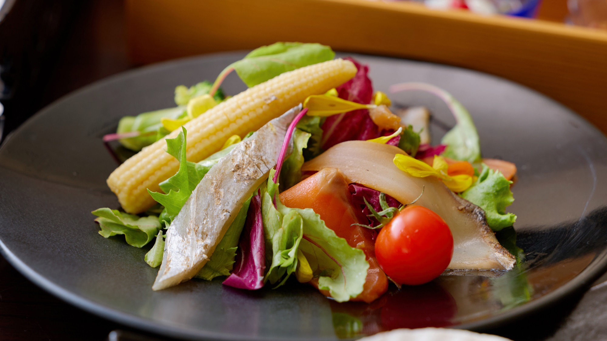 【前菜】スモークサーモンと鰆・太刀魚の海鮮サラダ（一例）