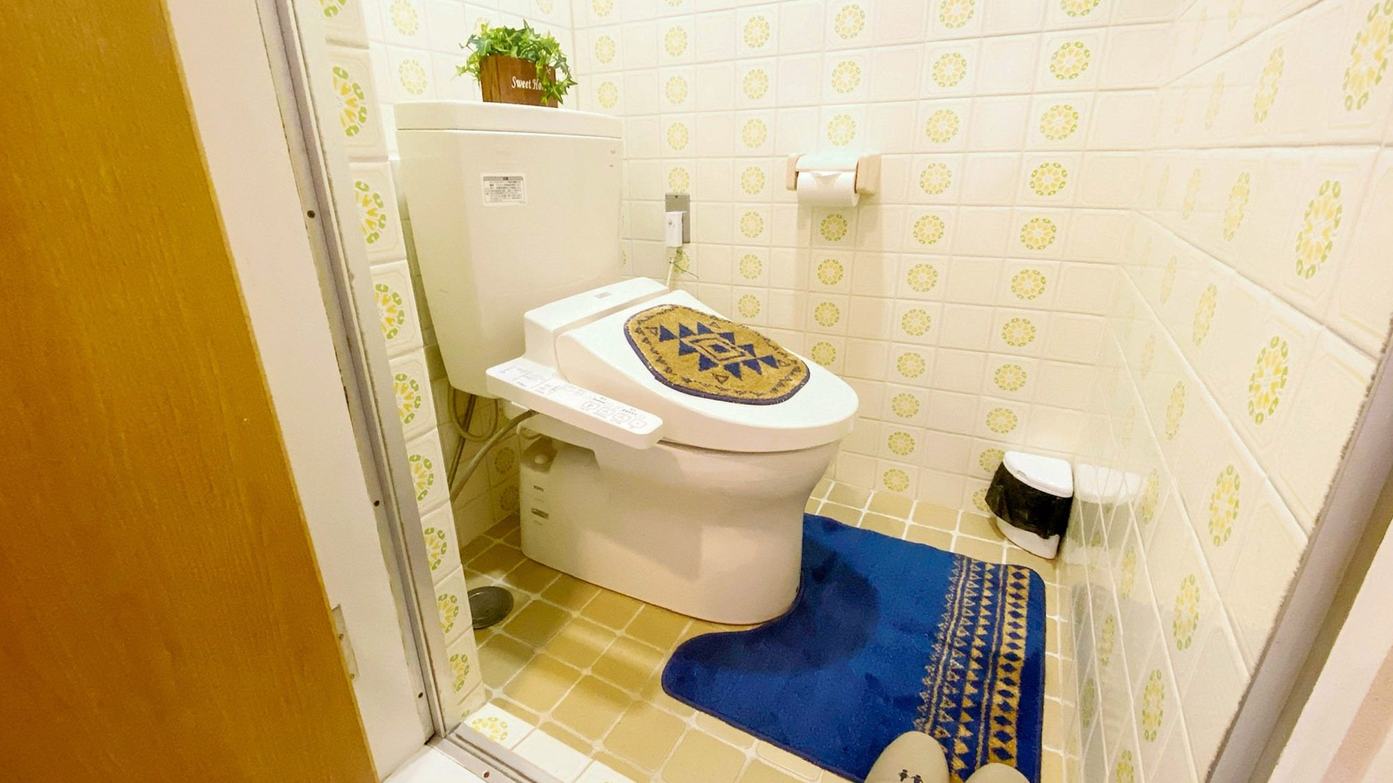 ・【最上階和室ファミリールーム】温水洗浄便座完備のトイレです