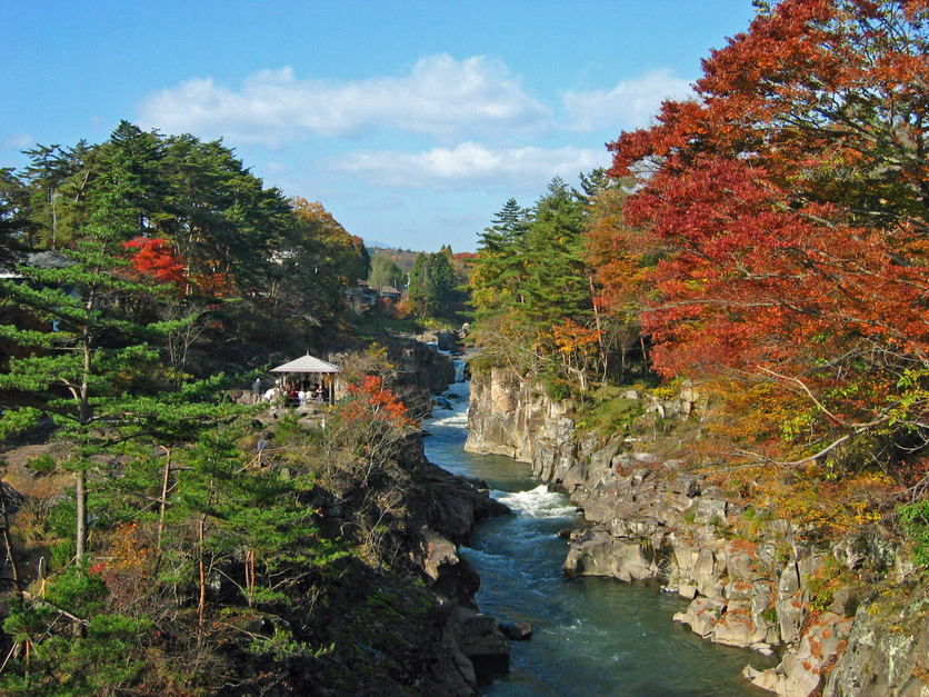 「厳美渓」岩手県の磐井川沿いにある渓谷。磐井川が巨岩を浸食し、2kmにわたり渓谷美を見せます。