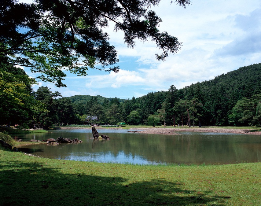 「毛越寺境内 附 鎮守社跡」として国の特別史跡、庭園は「毛越寺庭園」として特別名勝に指定されています