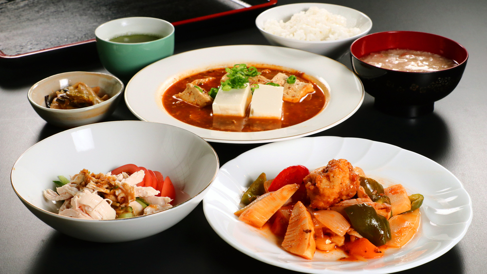 夕食一例和・洋・中。何が出るかはお楽しみ