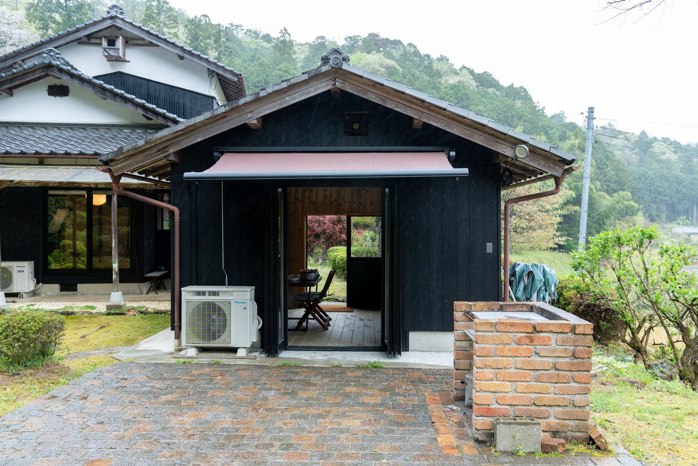 離れ冷暖房完備です。雨の日や、暑い日、寒い日のBBQ等ご自由にお使い下さい。