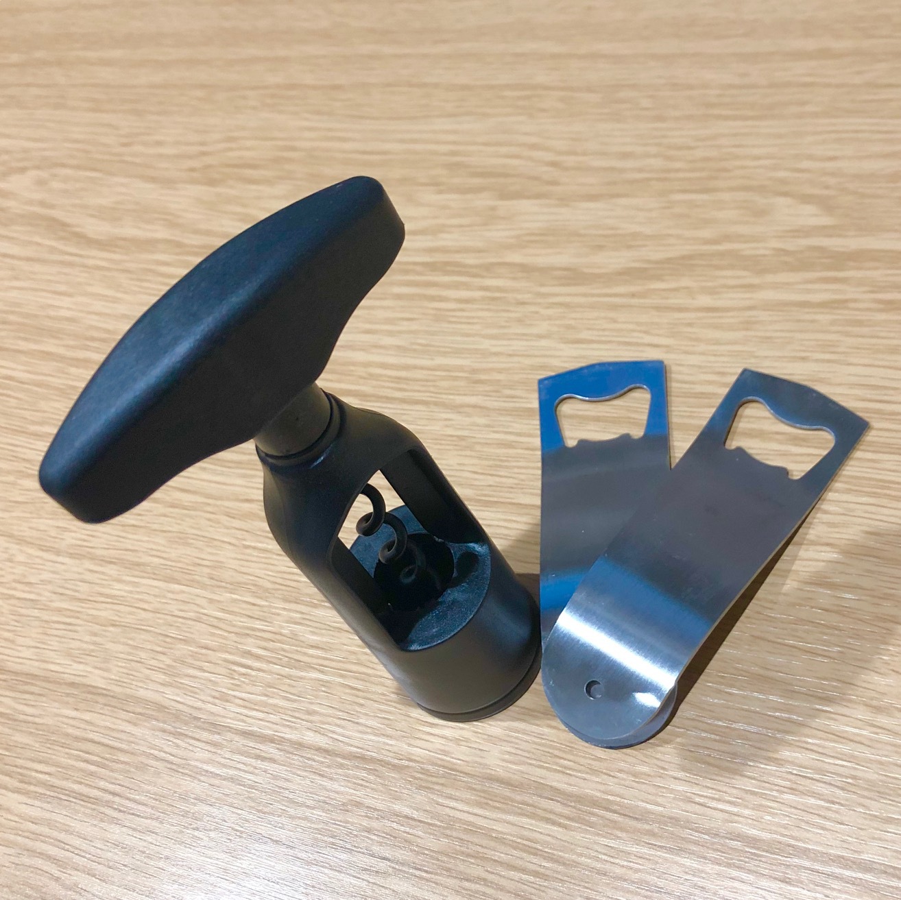 無料貸出品：栓抜きとワインオープナー