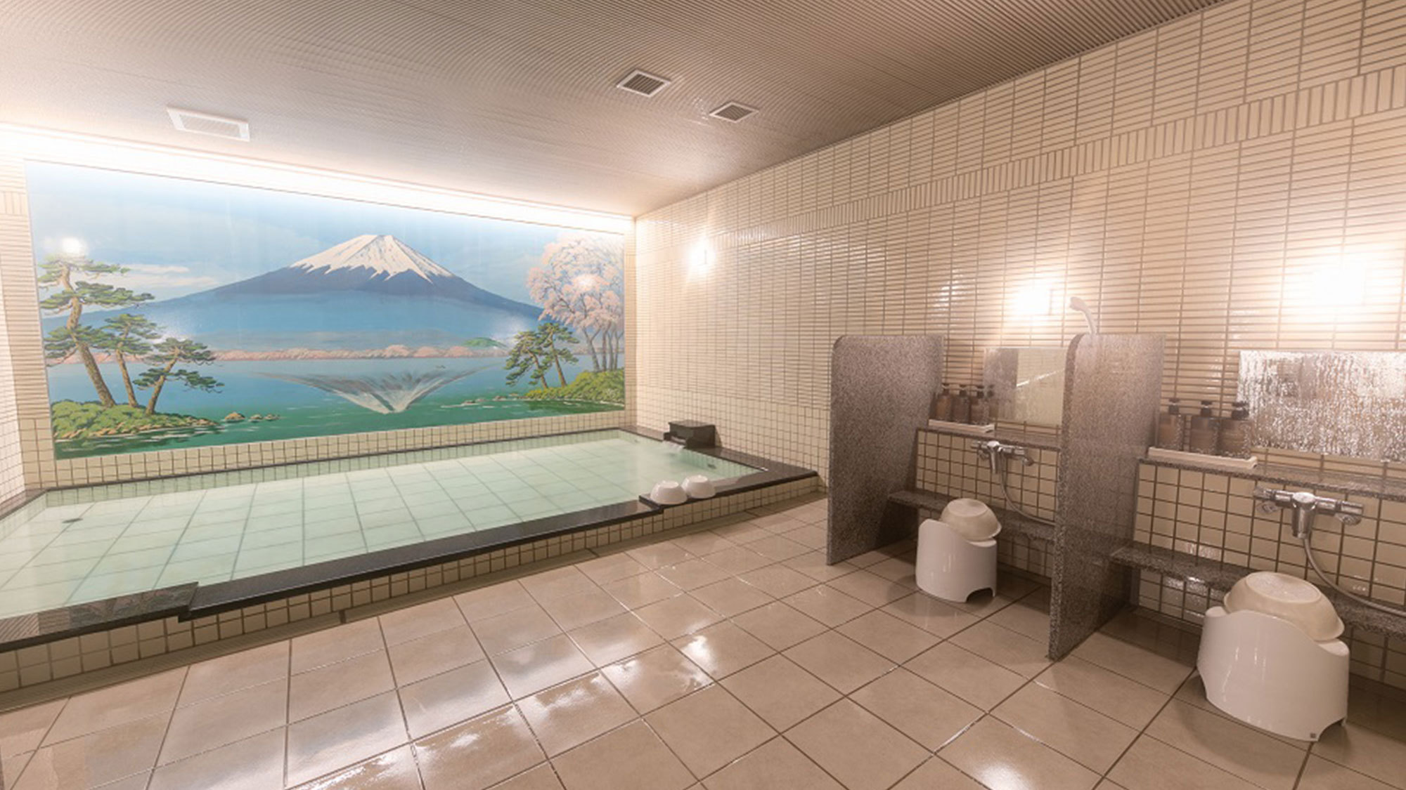 大浴場【1階】富士山の絵に癒される大浴場