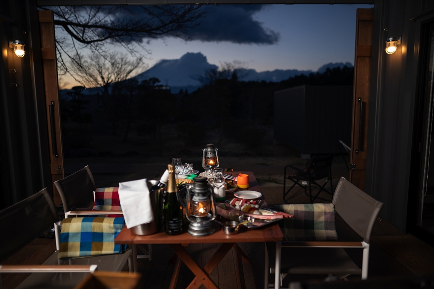 夕刻の富士山を眺めながらご夕食をアウトドアデッキにご用意