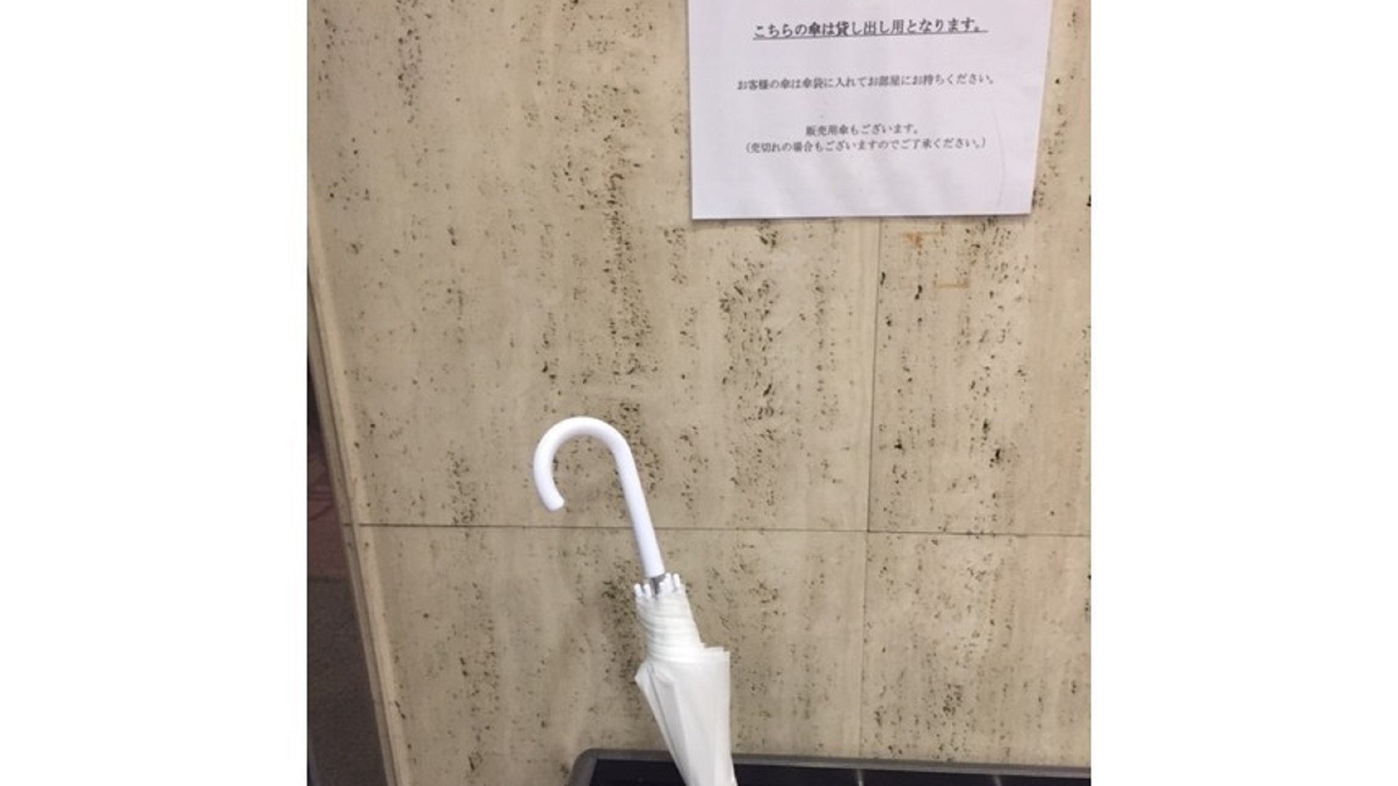 数に限りはありますが、貸し出し用の傘をご用意しております。販売用の傘もございます。（数量限定）