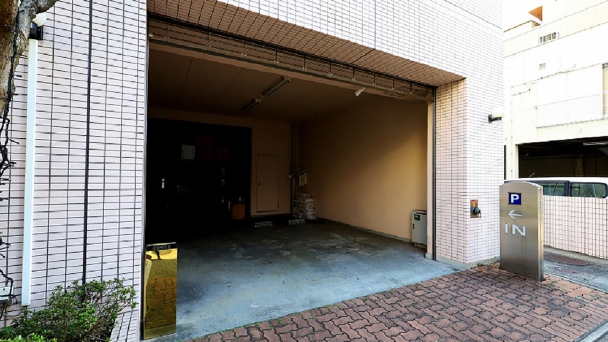 ホテル駐車場ご予約は承っておりません。