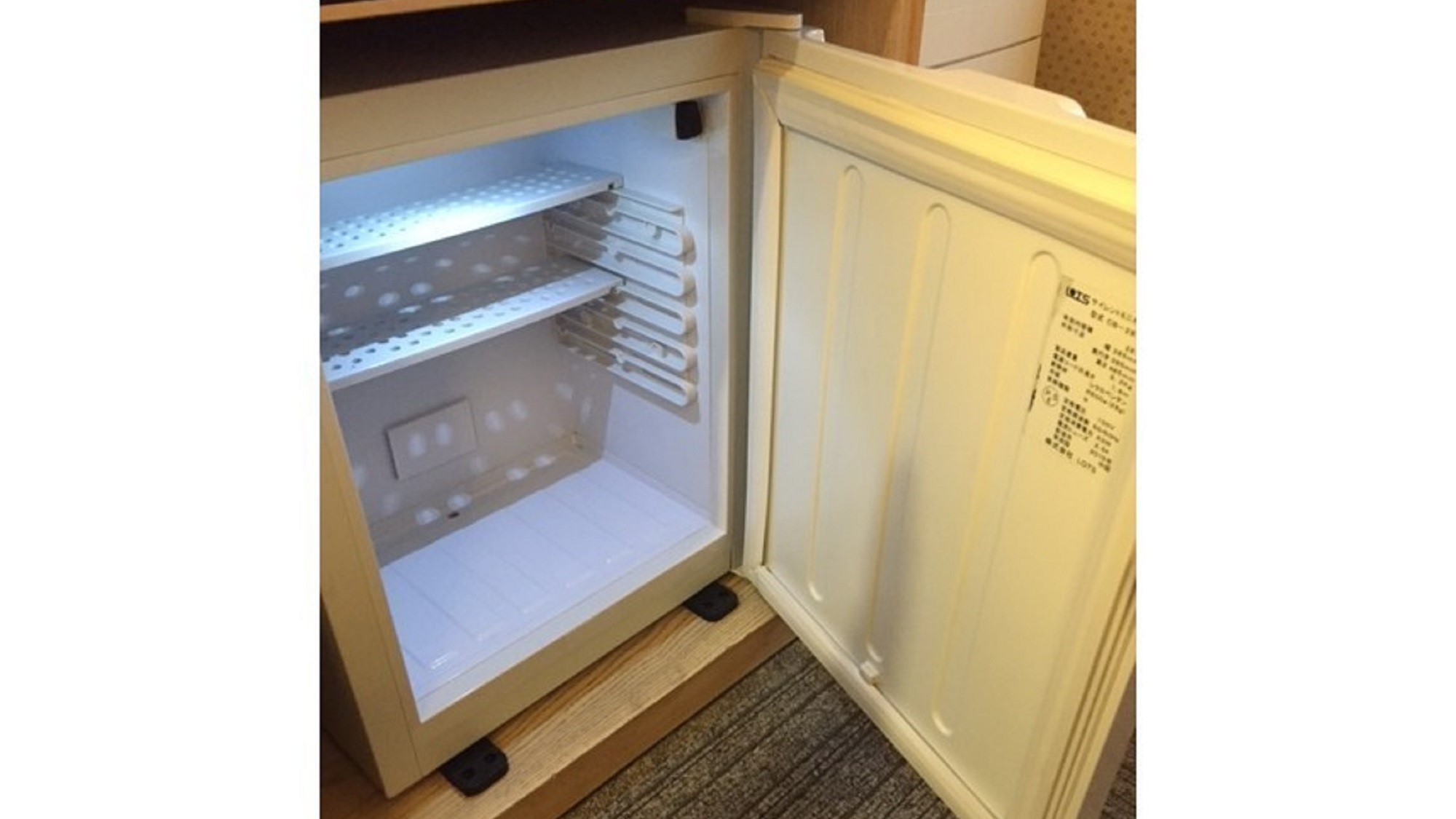 お部屋に設置してある冷蔵庫です！棚が入れ替えられます♪ただ冷凍機能はありません・・・。