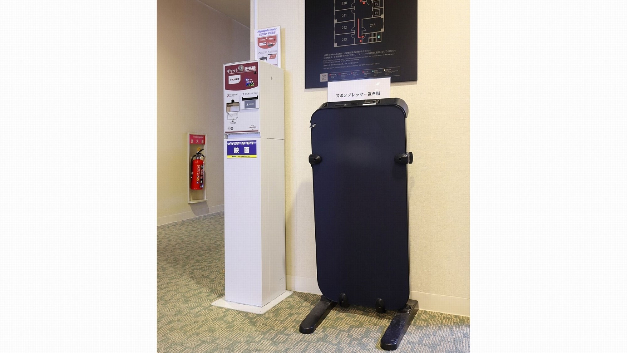 エレベーターを降りてすぐ横のズボンプレッサー。各階1〜2台ご用意しております。