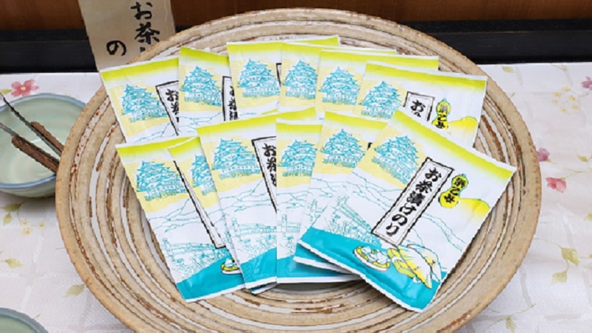 お茶漬けのり愛知県西尾産抹茶使用です。これだけご飯にかけて食べても美味しいです♪