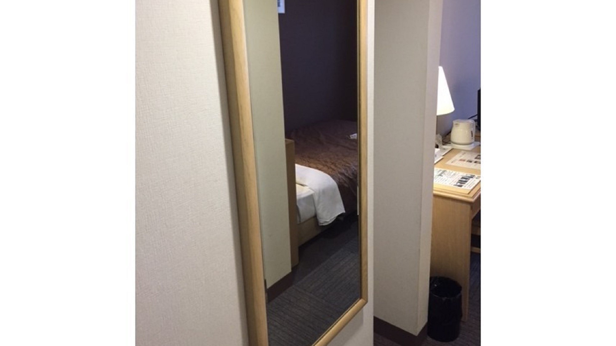 入口横にある姿見です♪お出かけ前のチェックにご利用ください