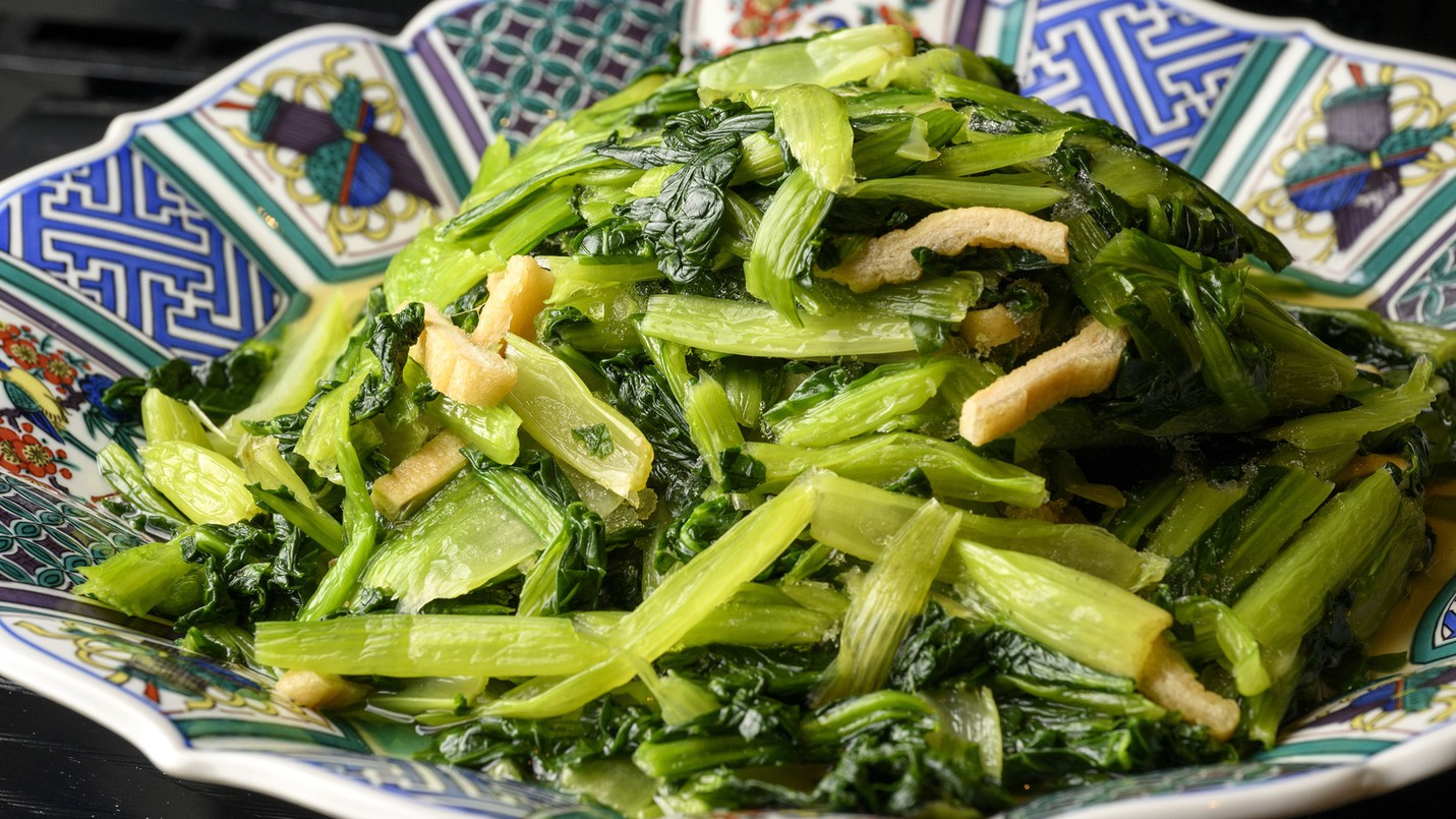 「小松菜と揚げの煮物」和惣菜も充実しています。