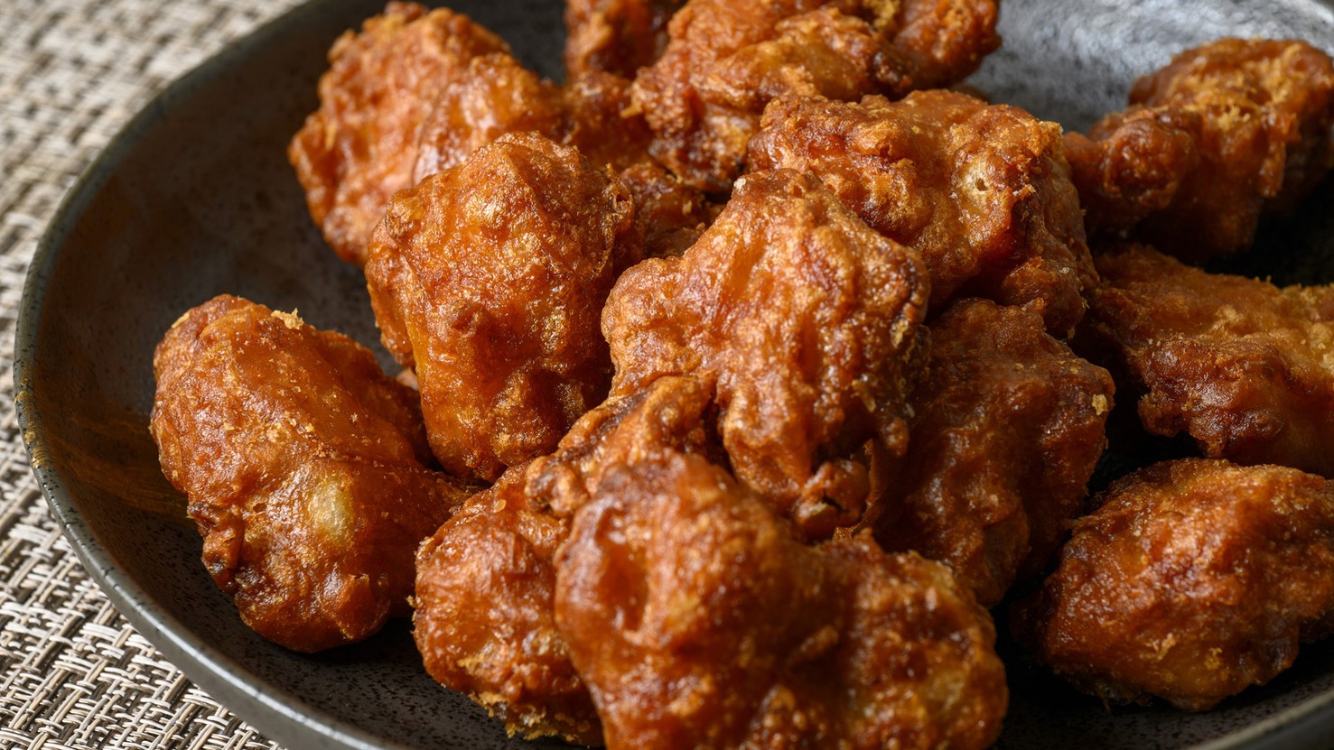 みんな大好き！「鶏の唐揚げ」ジューシーな味わいが広がります。
