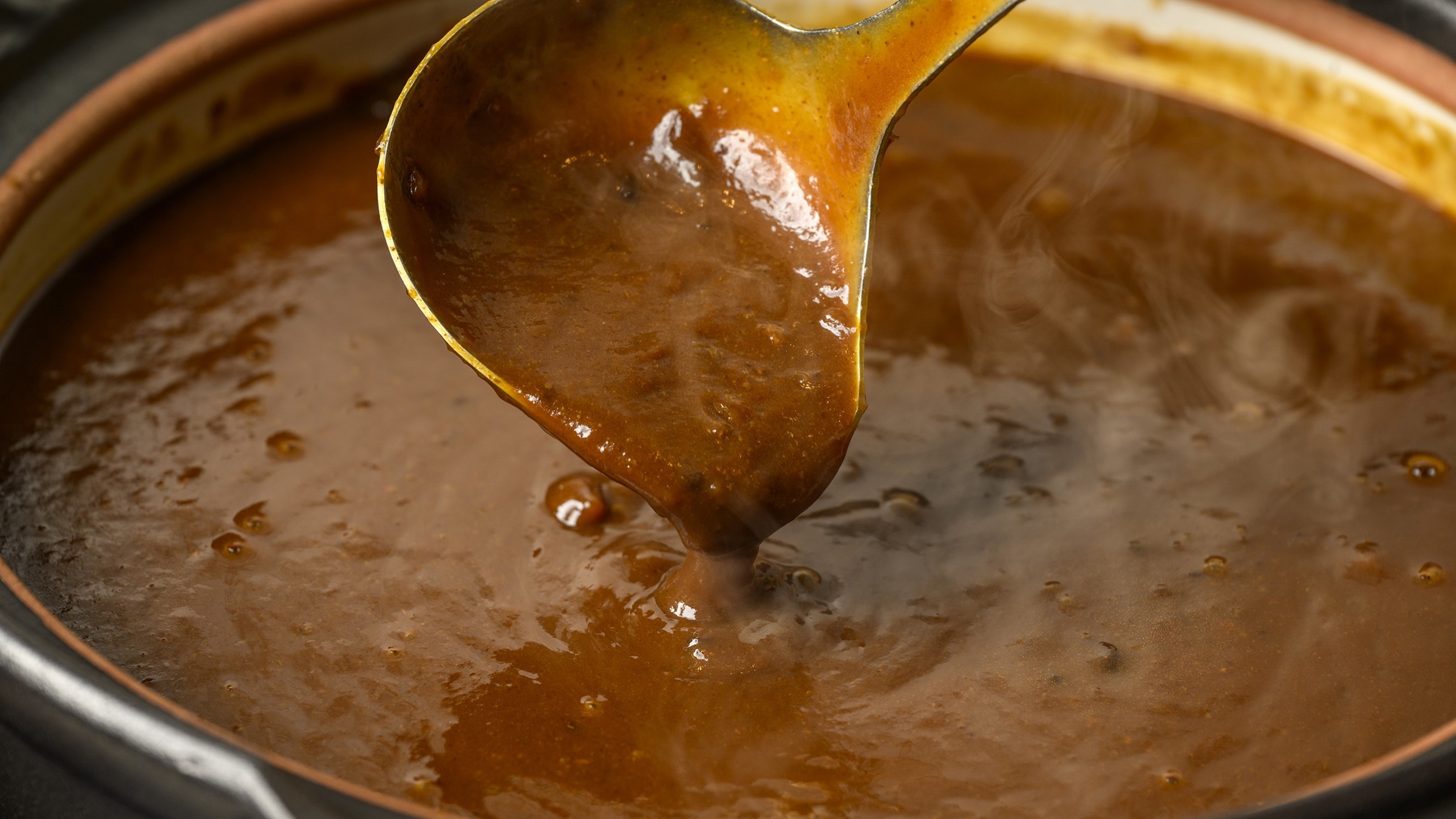 「金沢カレー」濃厚なルーにキャベツの千切りとトンカツをのせて。一度食べたらクセになる味です。