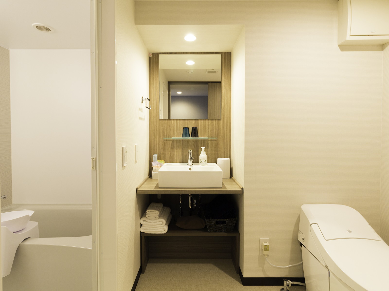 一体型バス&トイレ(バスルームとトイレは一つの入り口から※部屋によって若干配置等が異なります