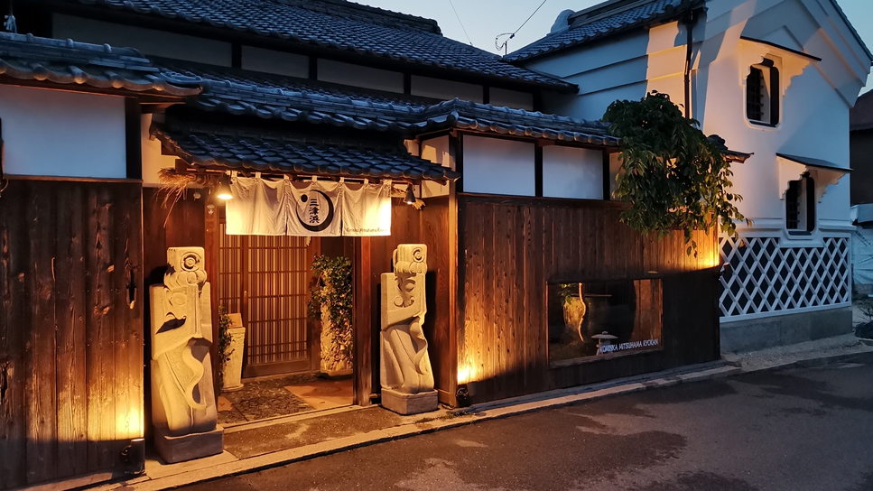 【建物外観・夜景】エントランス付近